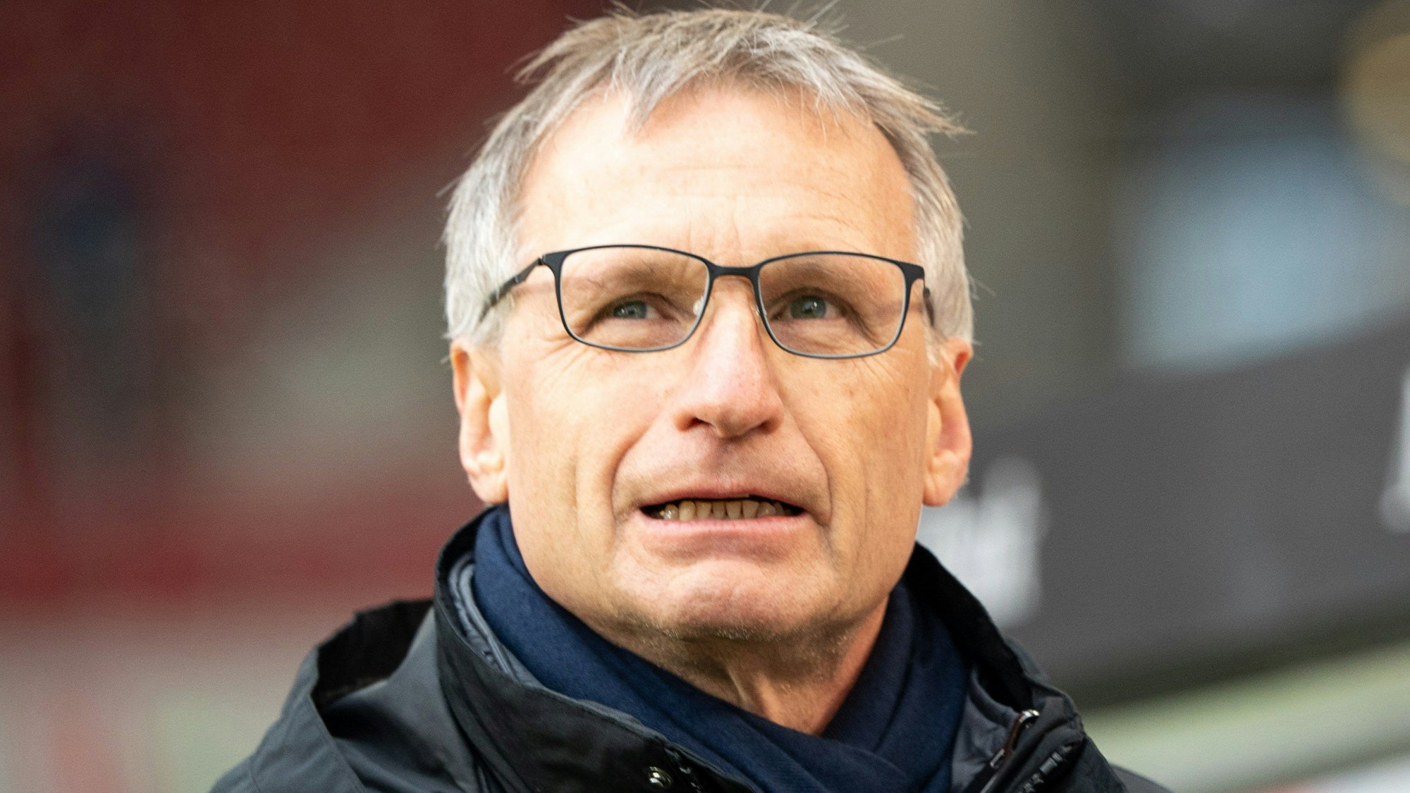 Michael Reschke, damals Sportvorstand des VfB Stuttgart, geht durchs Stadion.