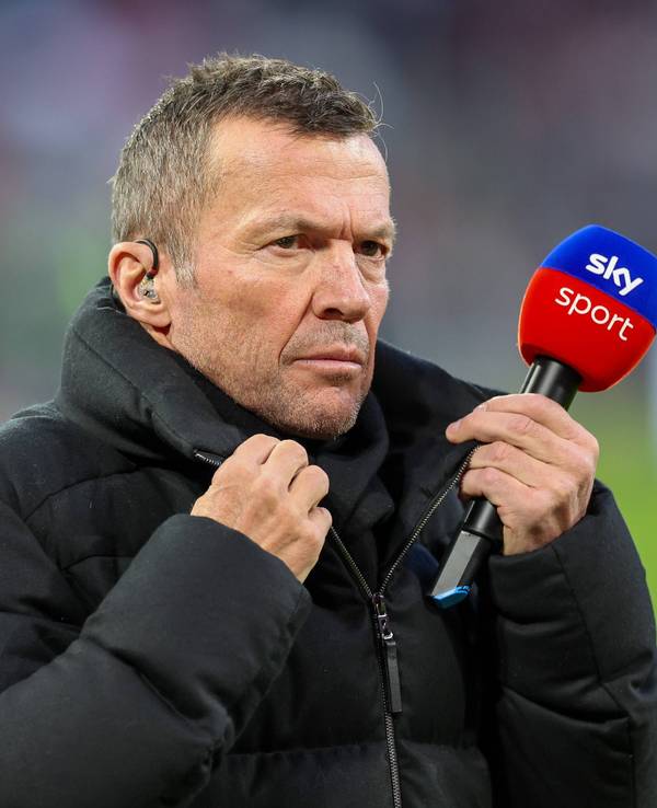 Lothar Matthäus vor dem Spiel des FC Bayern gegen RB Leipzig mit Sky-Mikro.