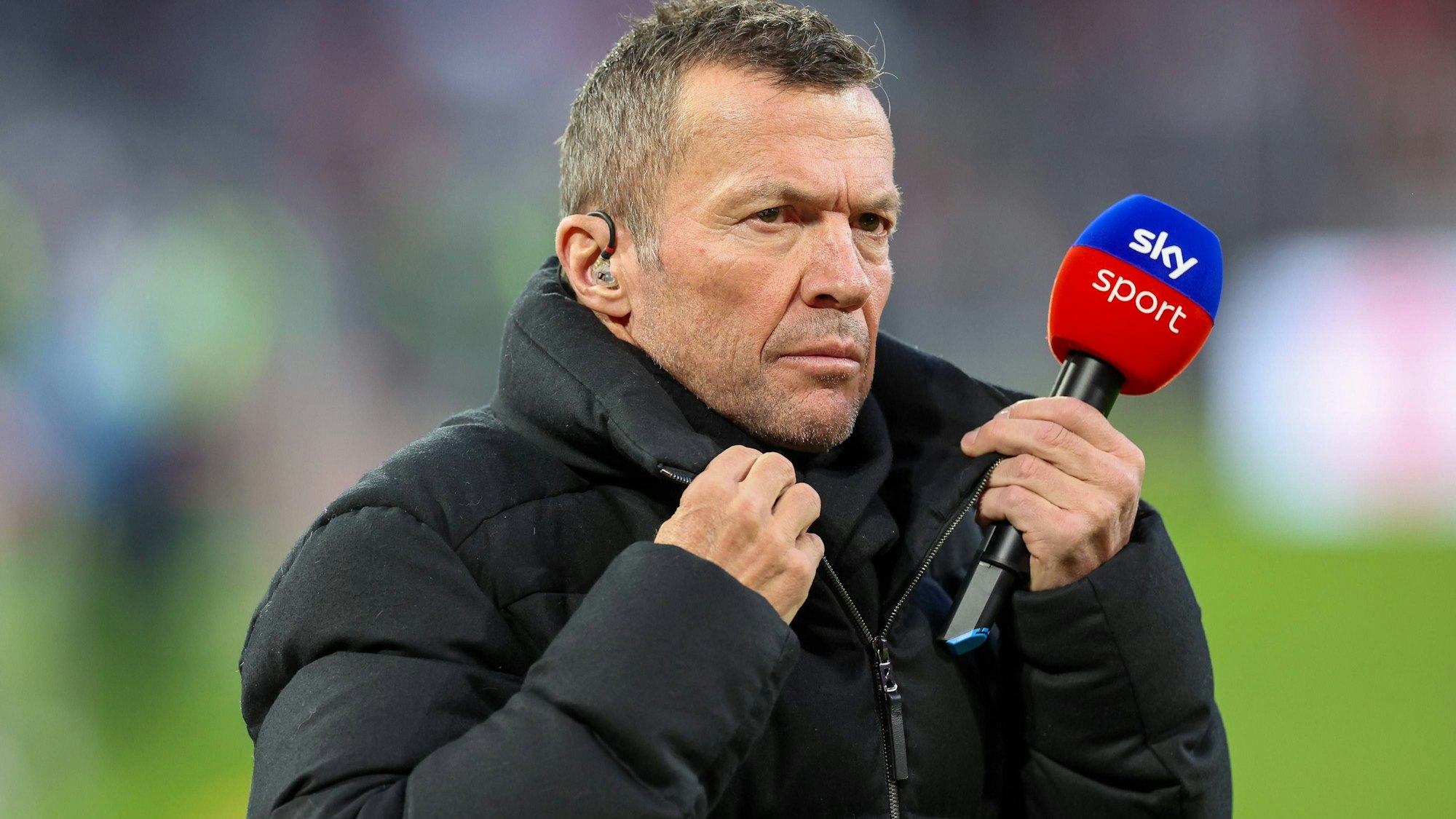 Lothar Matthäus vor dem Spiel des FC Bayern gegen RB Leipzig mit Sky-Mikro.