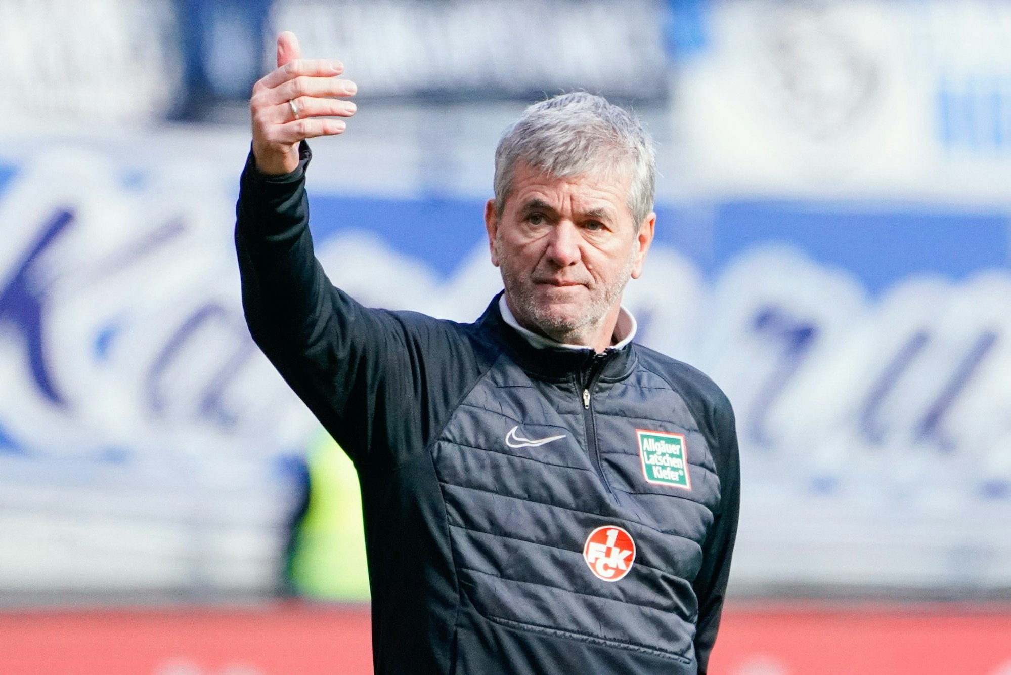 Kaiserslauterns Trainer Friedhelm Funkel gestikuliert.