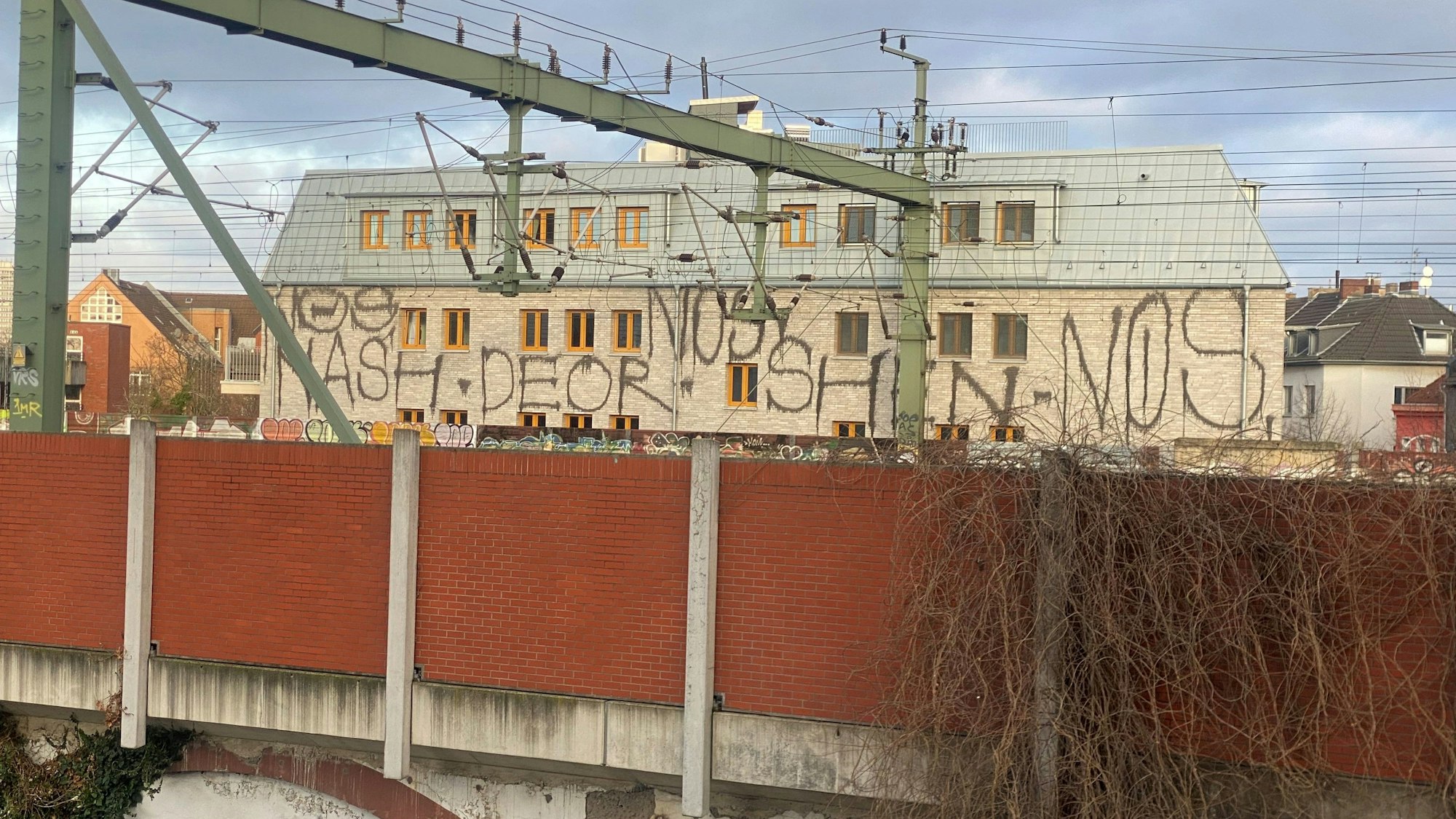 Ein Haus in Ehrenfeld, das durch Graffiti verschandelt wurde.