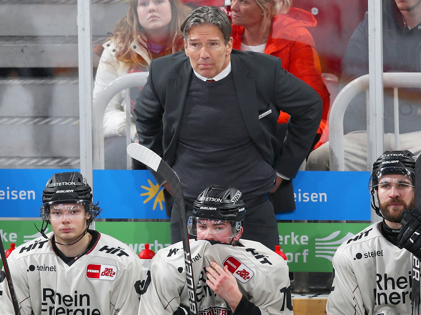 Haie-Trainer Uwe Krupp steht enttäuscht auf der Spielerbank.