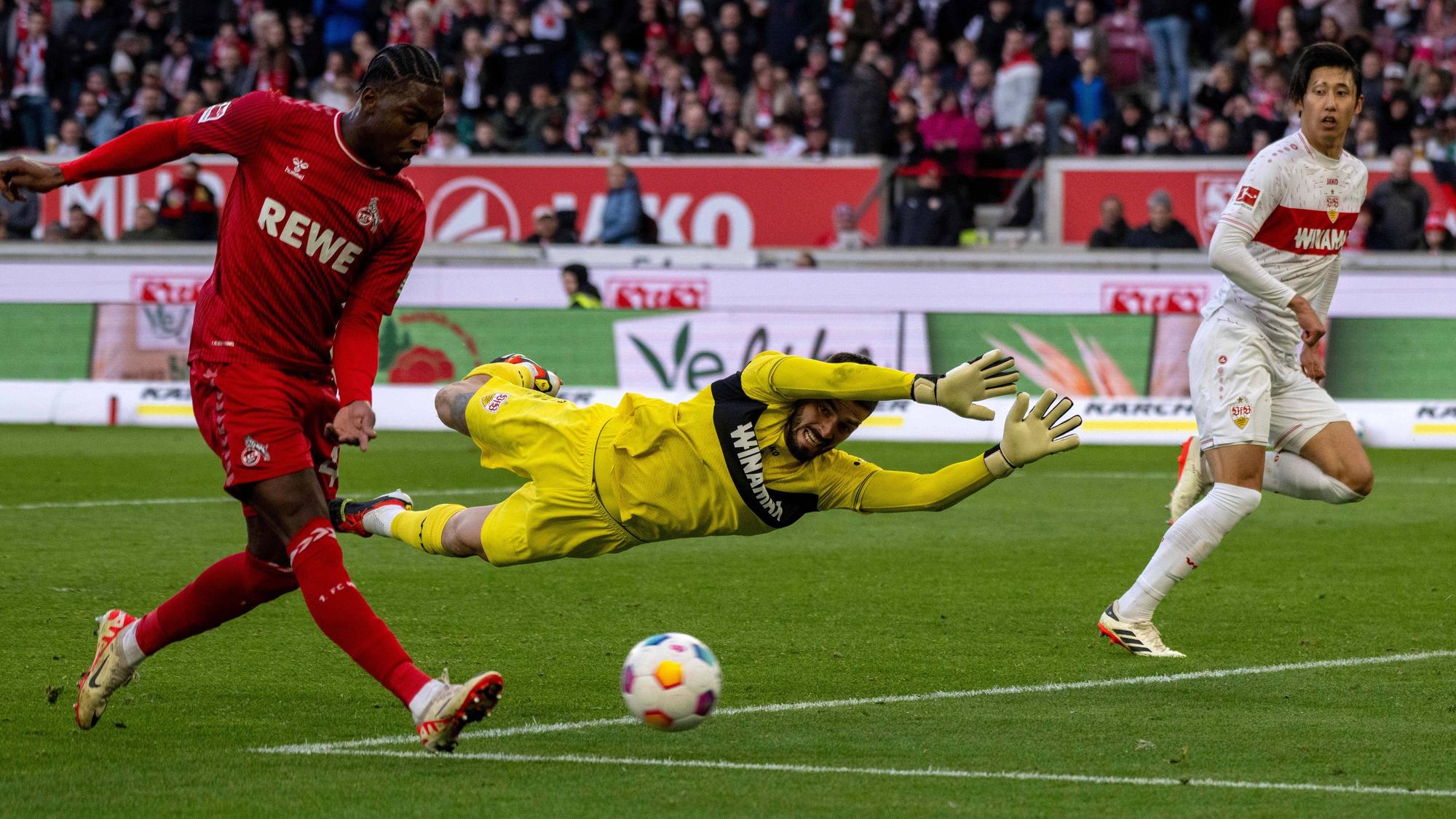 Faride Alidou 1.FC Köln vergibt die Chance zum 2:1 gegen Torwart Fabian Bredlow (VfB Stuttgart).