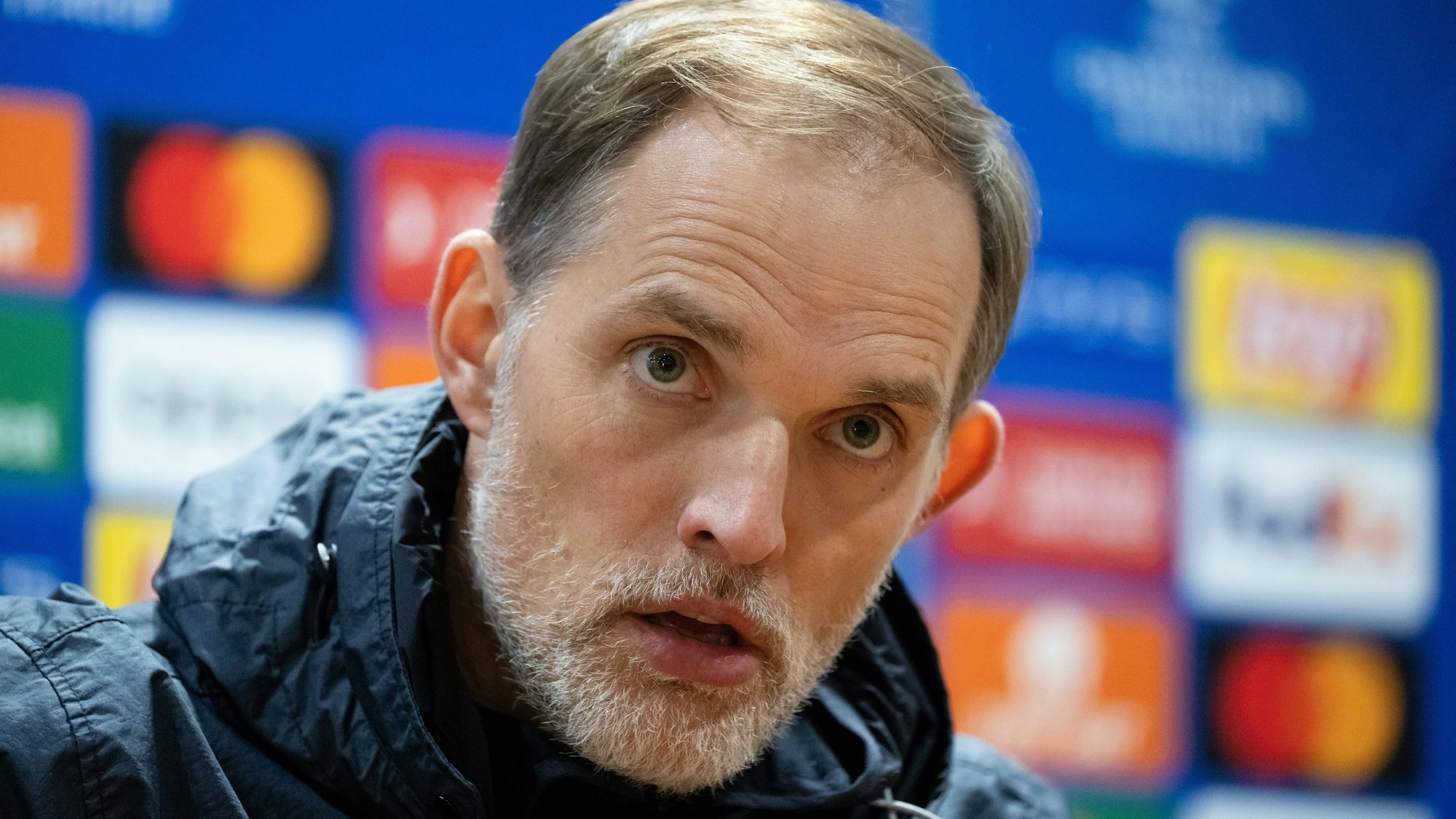 Trainer Thomas Tuchel nimmt an einer Pressekonferenz teil.