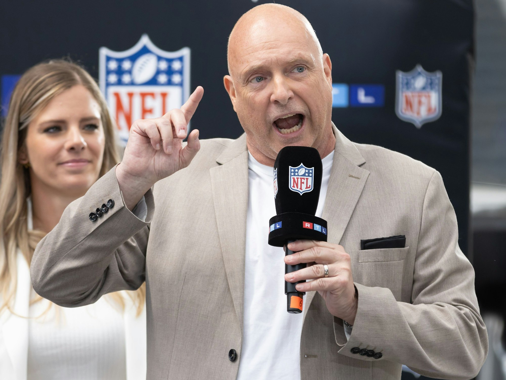 TV-Moderator und Sportjournalist Frank Buschmann (vorn) spricht zu den Medienvertretern.