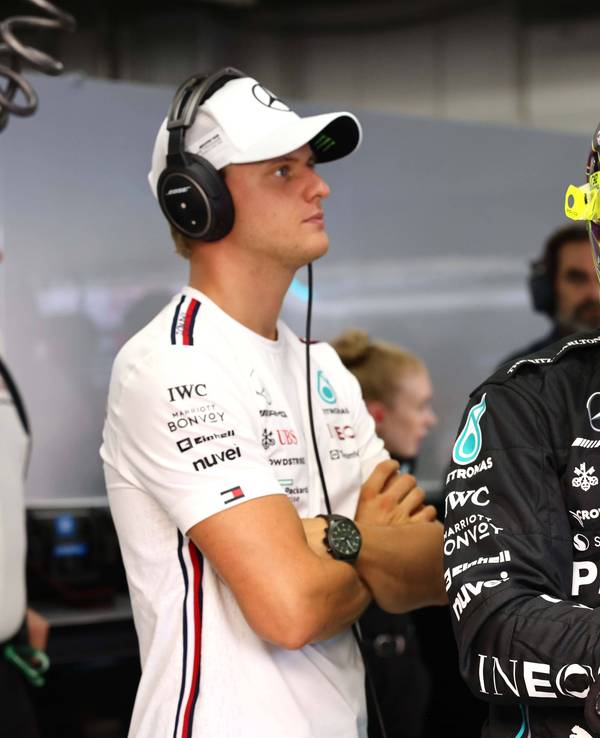 Mick Schumacher neben Lewis Hamilton in der Mercedes-Garage.