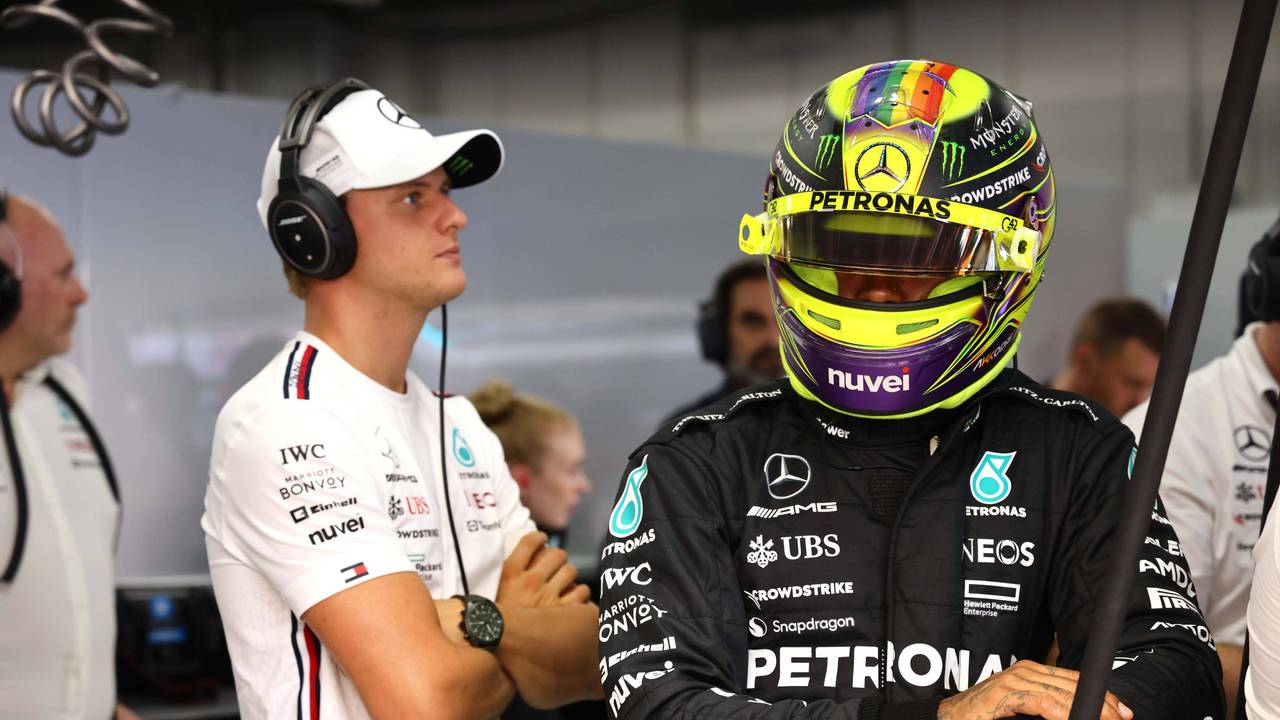 Mick Schumacher neben Lewis Hamilton in der Mercedes-Garage.