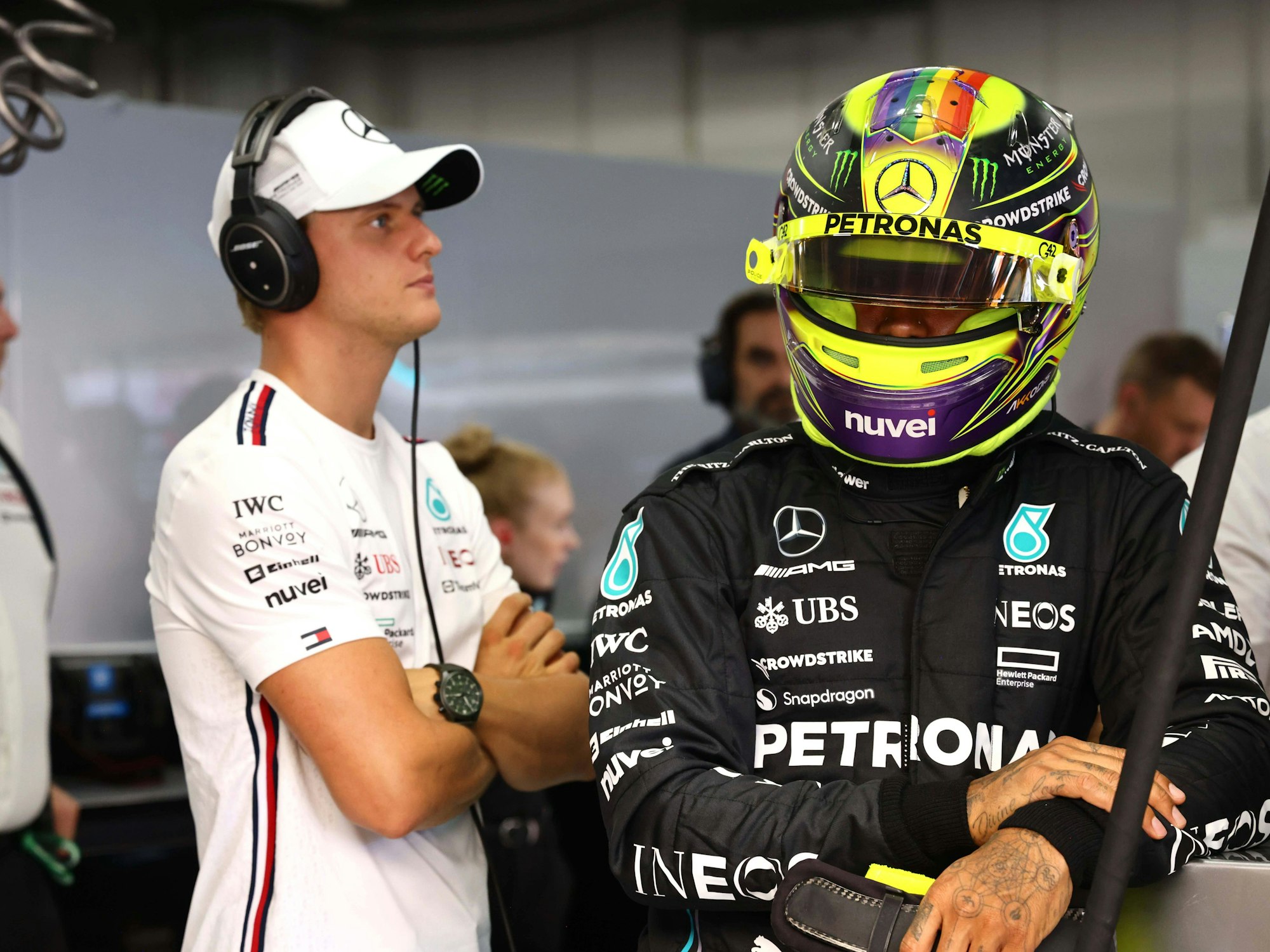 Mick Schumacher neben Lewis Hamilton in der Mercedes-Garage.