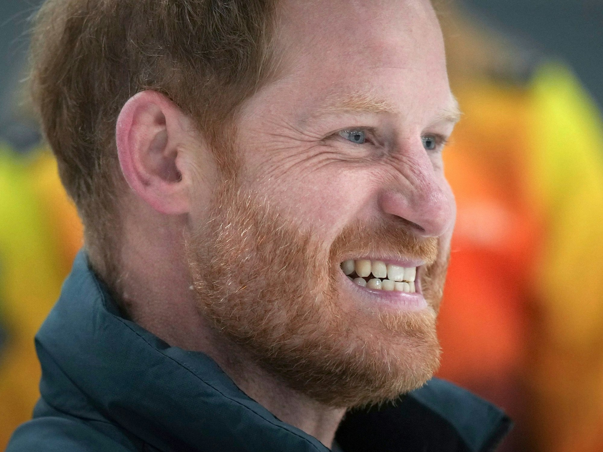 16.02.2024, Kanada, Vancouver: Prinz Harry, der Herzog von Sussex, reagiert auf seinen Stoß beim Rollstuhlcurling während eines Trainingslagers der Invictus Games in Vancouver, British Columbia.