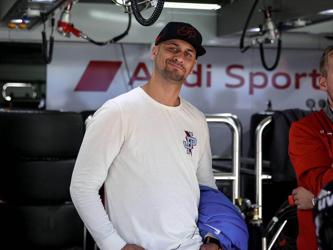 JP Krämer schaut in die Kamera in der Boxengasse bei einem Rennen auf dem Hockenheimring