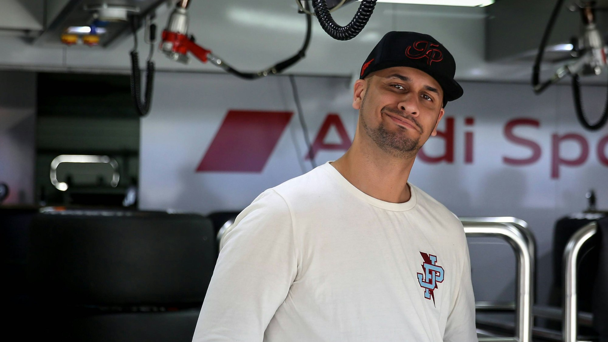 JP Krämer schaut in die Kamera in der Boxengasse bei einem Rennen auf dem Hockenheimring