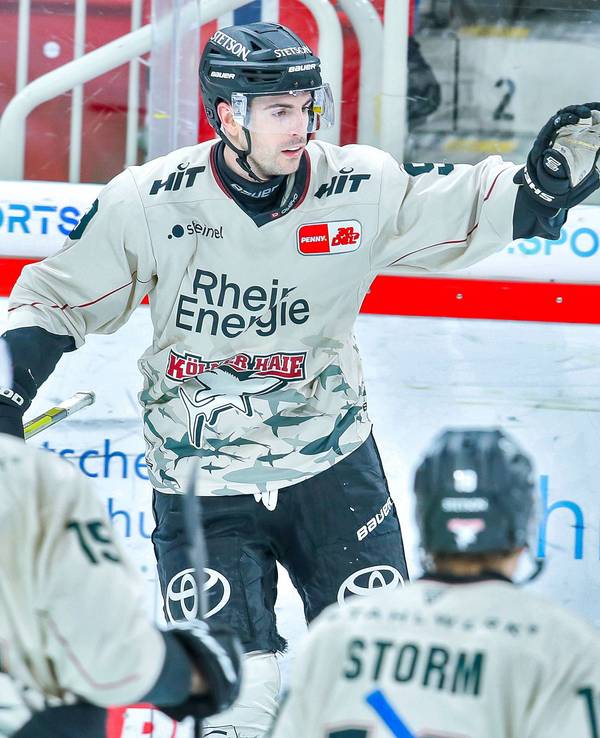 Maxi Kammerer jubelt über seinen Treffer für die Kölner Haie am Sonntag (25. Februar 2024) im Derby gegen Düsseldorfer EG.