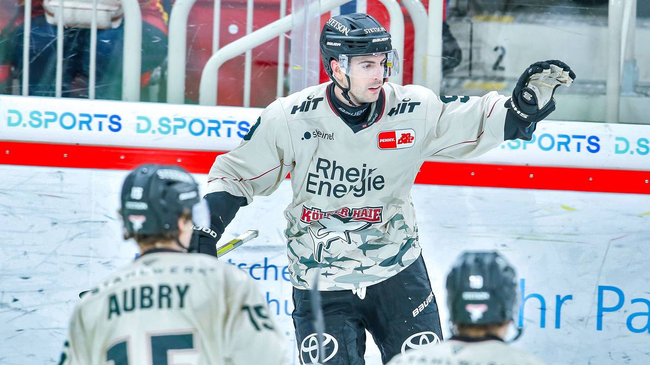 Maxi Kammerer jubelt über seinen Treffer für die Kölner Haie am Sonntag (25. Februar 2024) im Derby gegen Düsseldorfer EG.