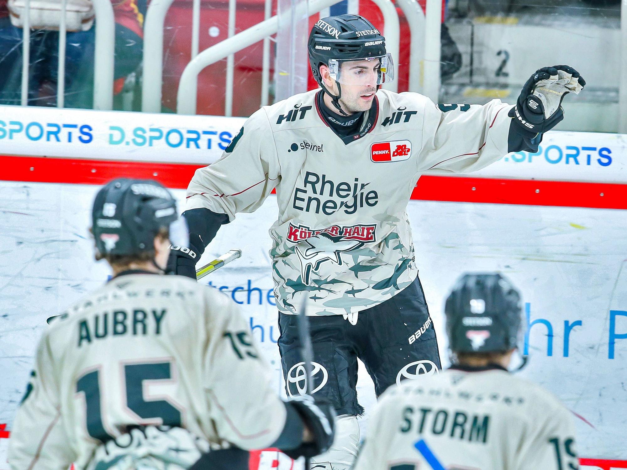 Maxi Kammerer jubelt über seinen Treffer für die Kölner Haie am Sonntag (25. Februar 2024) im Derby gegen Düsseldorfer EG.