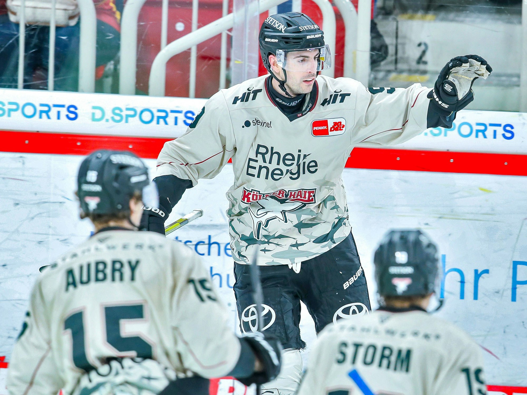 Maxi Kammerer jubelt über seinen Treffer für die Kölner Haie am Sonntag (25. Februar 2024) im Derby gegen Düsseldorfer EG.
