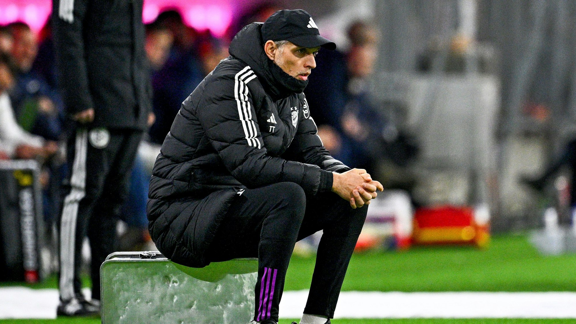 Trainer Thomas Tuchel von München sitzt auf dem Metallkoffer.