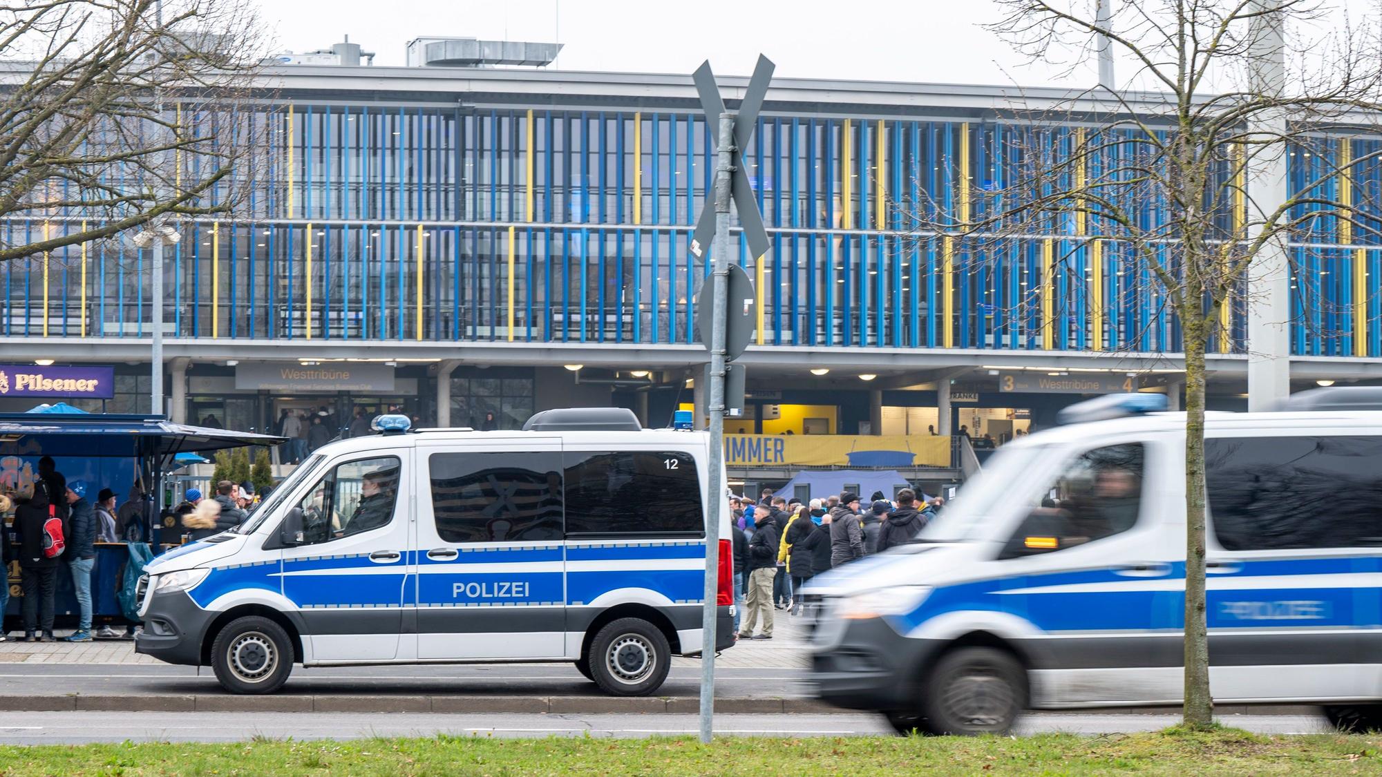 Ein Polizeiwagen steht vor dem Spiel von Eintracht Braunschweig vor dem Stadion.