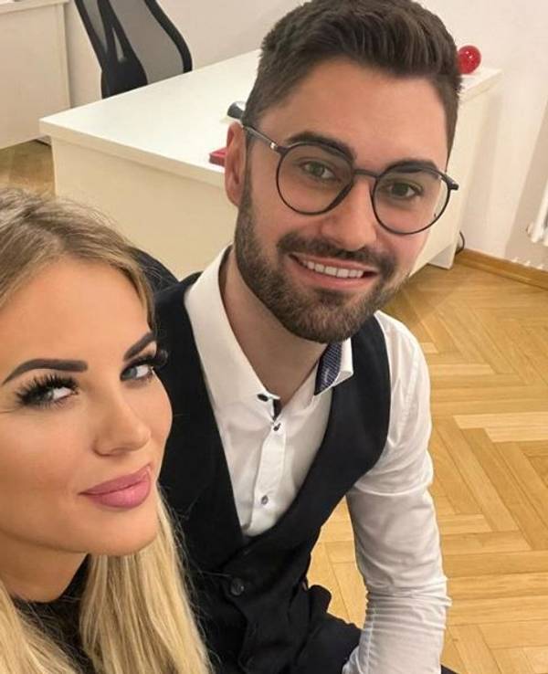 Jacqueline Carmen und Daniel Huber posieren für ein Selfie.
