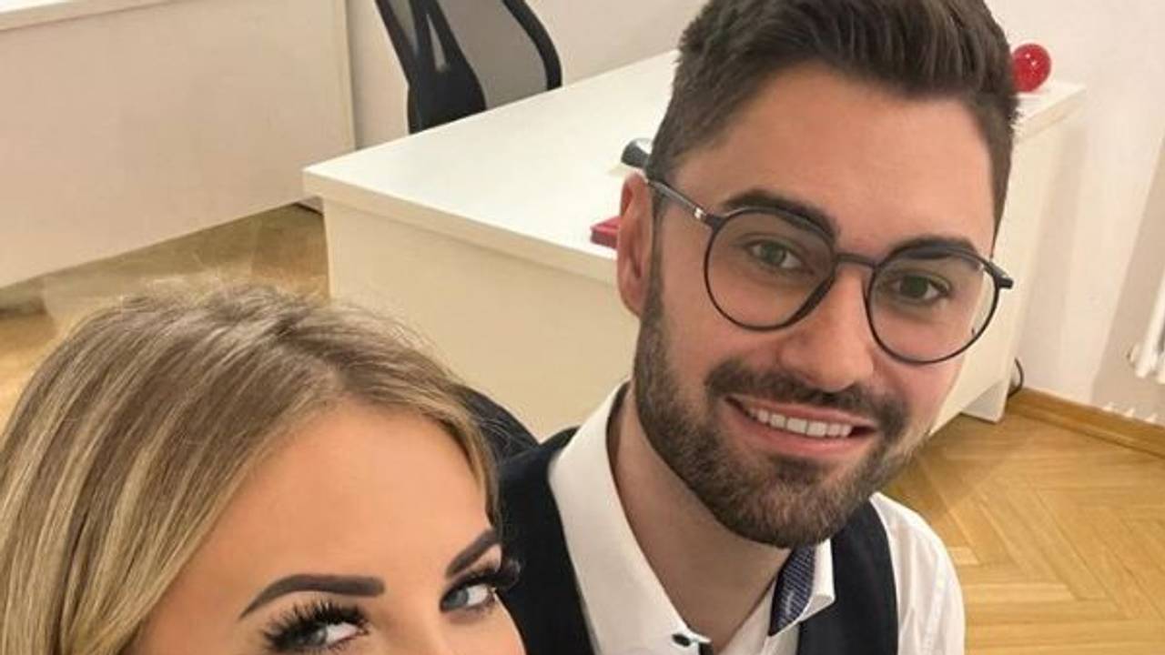 Jacqueline Carmen und Daniel Huber posieren für ein Selfie.