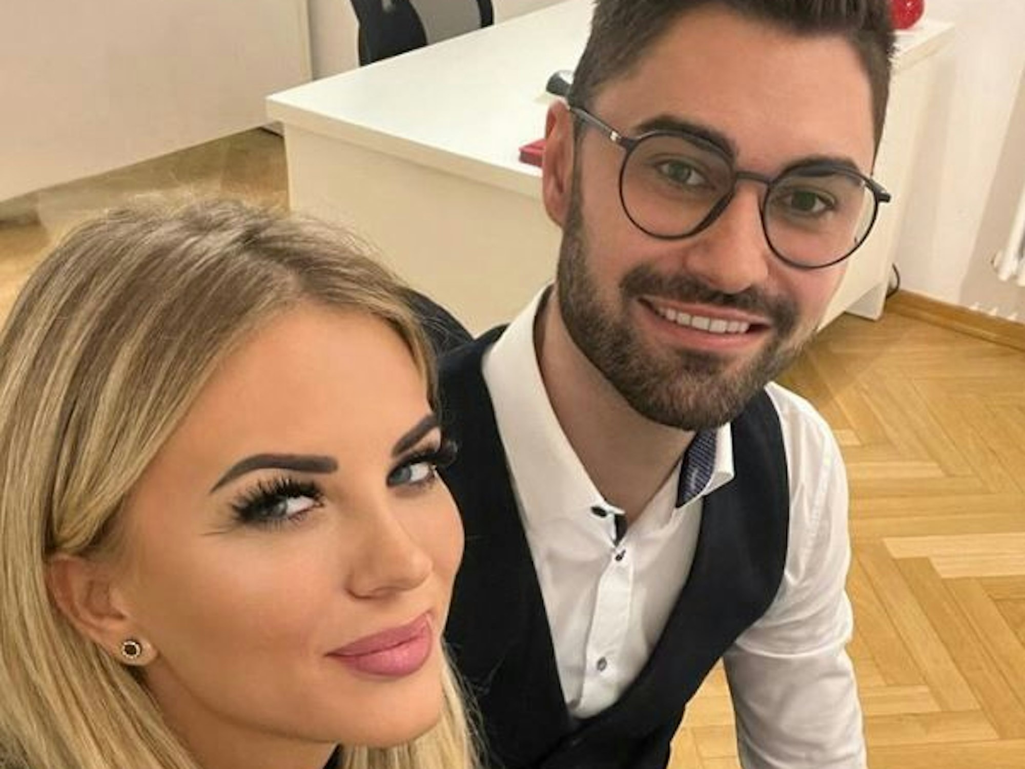 Jacqueline Carmen und Daniel Huber posieren für ein Selfie.