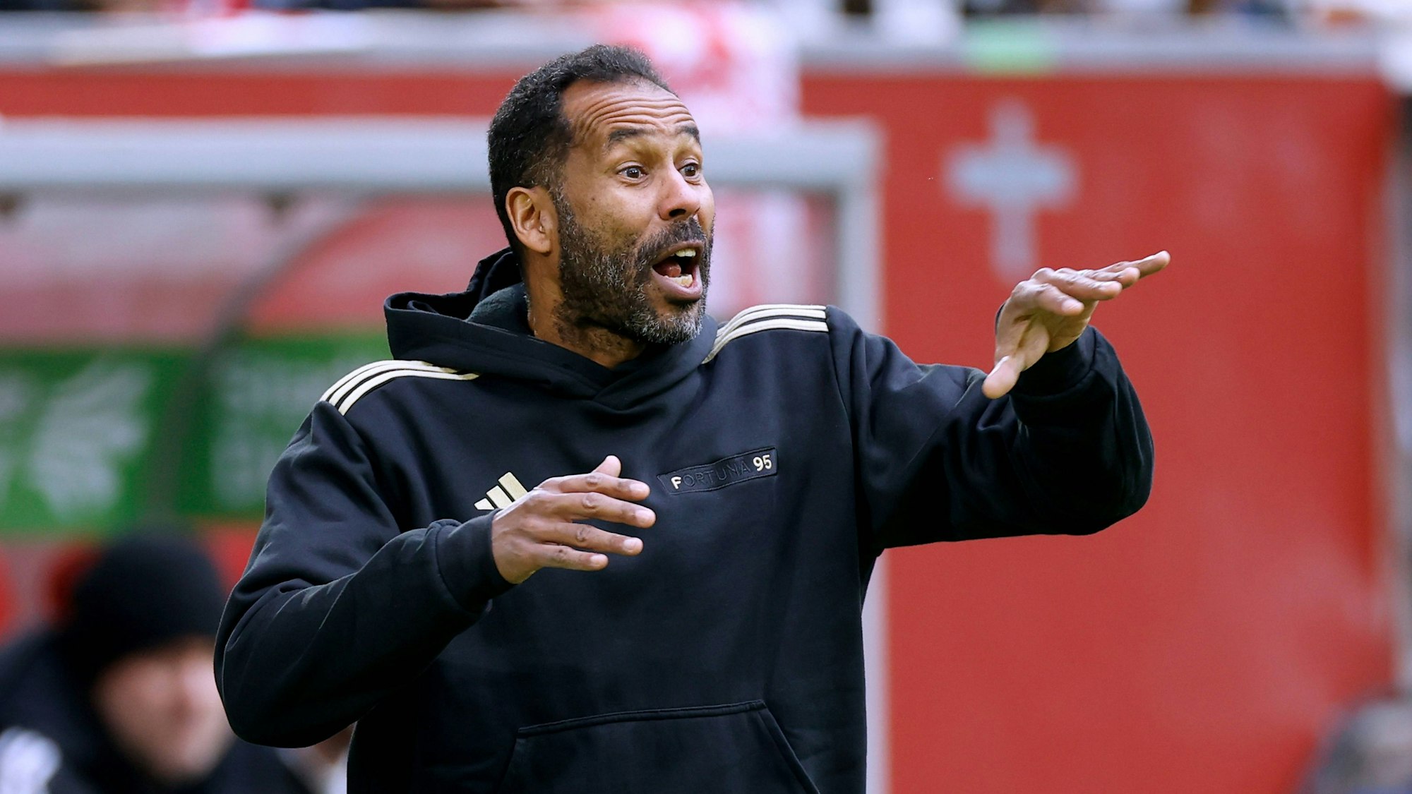 Fortuna Düsseldorfs Trainer Daniel Thioune gestikuliert am Spielfeldrand.