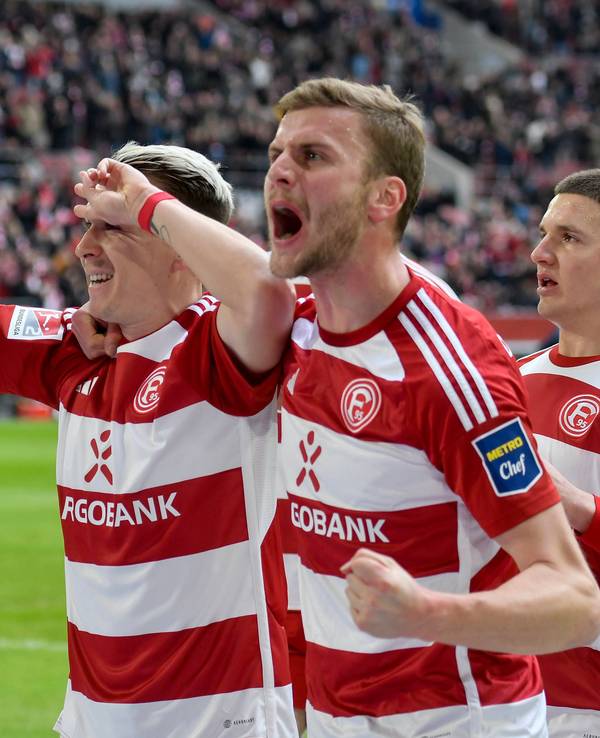 Felix Klaus, Christoph Daferner und Christos Tzolis jubeln über Tor von Fortuna Düsseldorf.