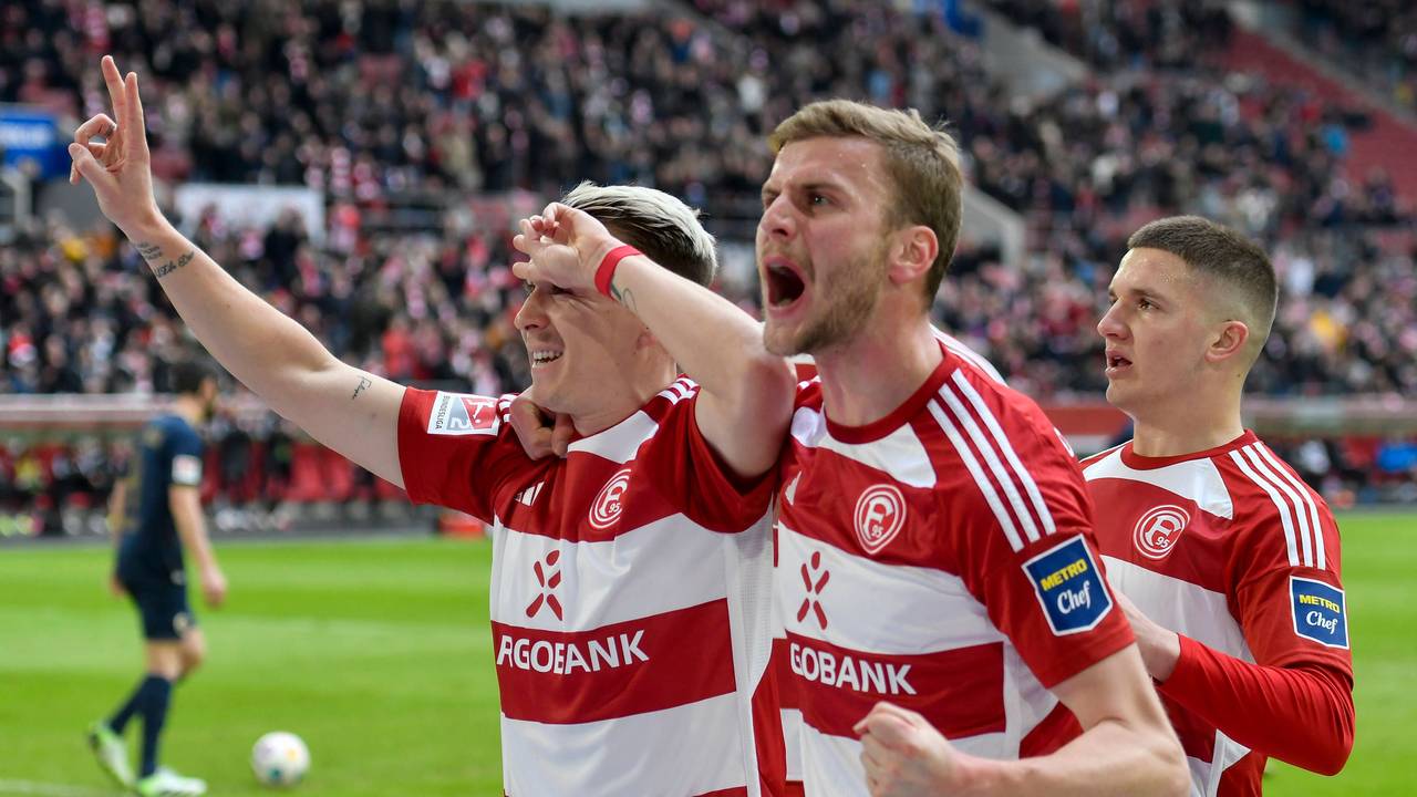 Felix Klaus, Christoph Daferner und Christos Tzolis jubeln über Tor von Fortuna Düsseldorf.