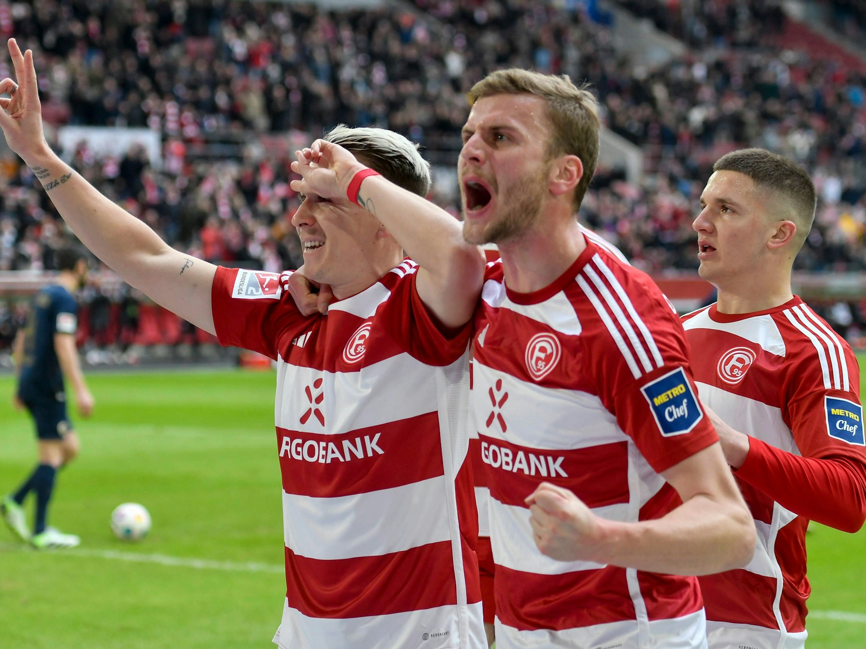Felix Klaus, Christoph Daferner und Christos Tzolis jubeln über Tor von Fortuna Düsseldorf.