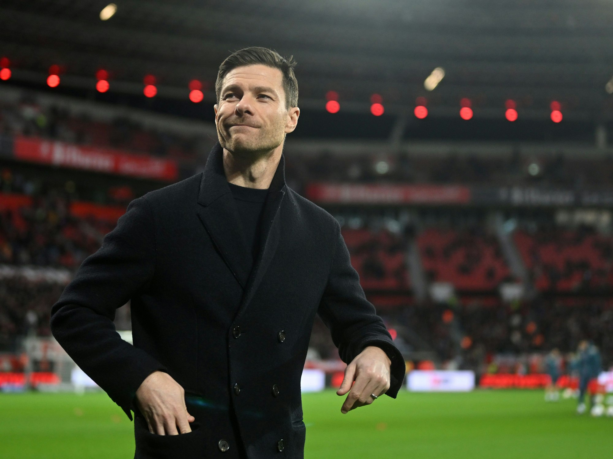 Leverkusens Trainer Xabi Alonso vor dem Spiel.