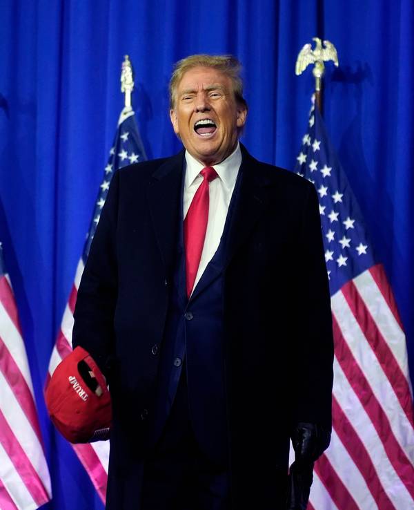 Donald Trump schreit auf einer Wahlkampf-Veranstaltung.