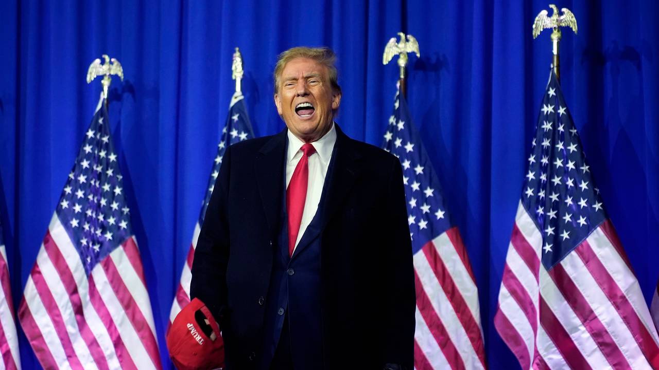Donald Trump schreit auf einer Wahlkampf-Veranstaltung.