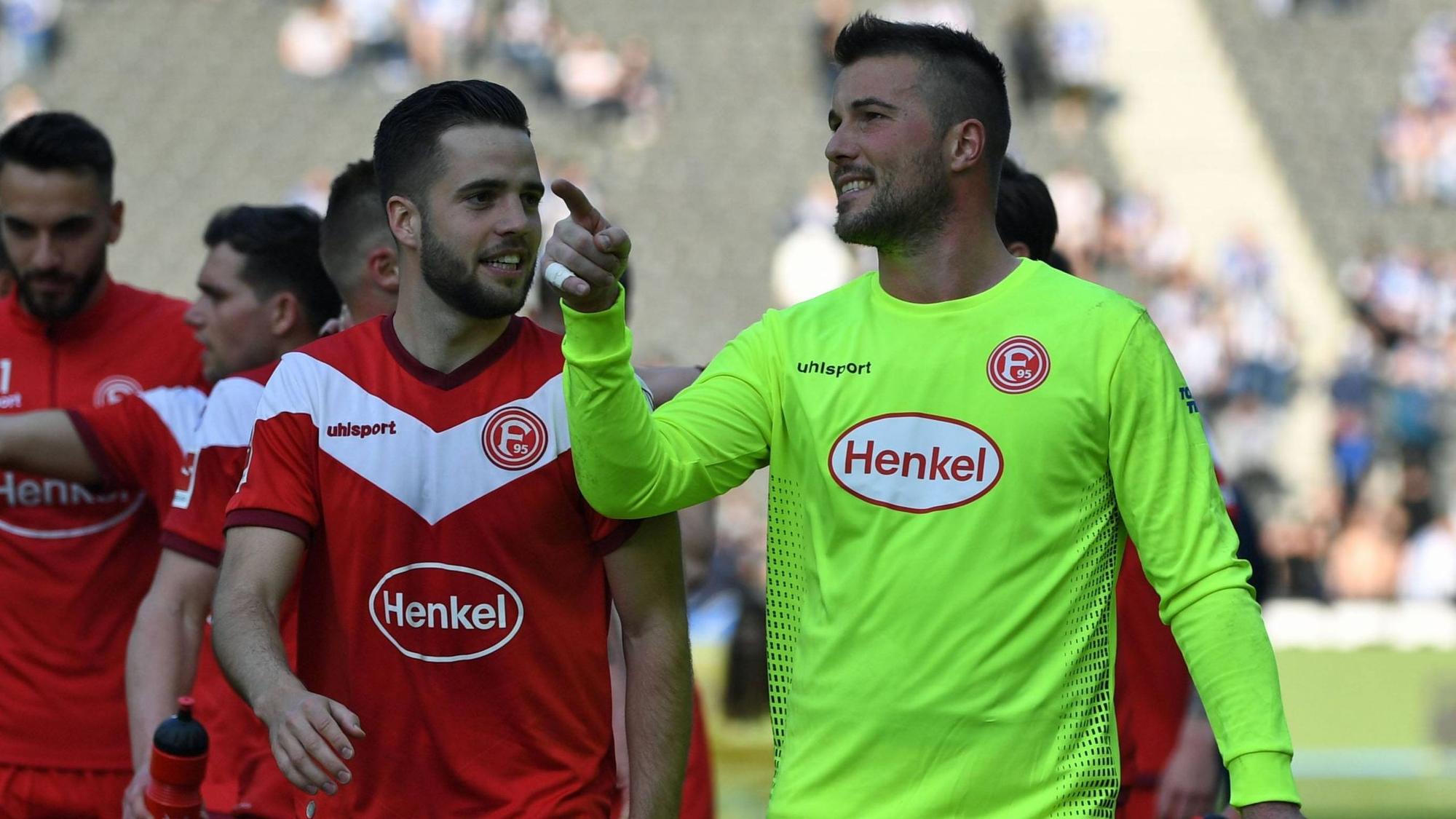 Die Düsseldorfer Profis Michael Rensing und Niko Gießelmann unterhalten sich nach dem Spiel bei Hertha BSC auf dem Platz.
