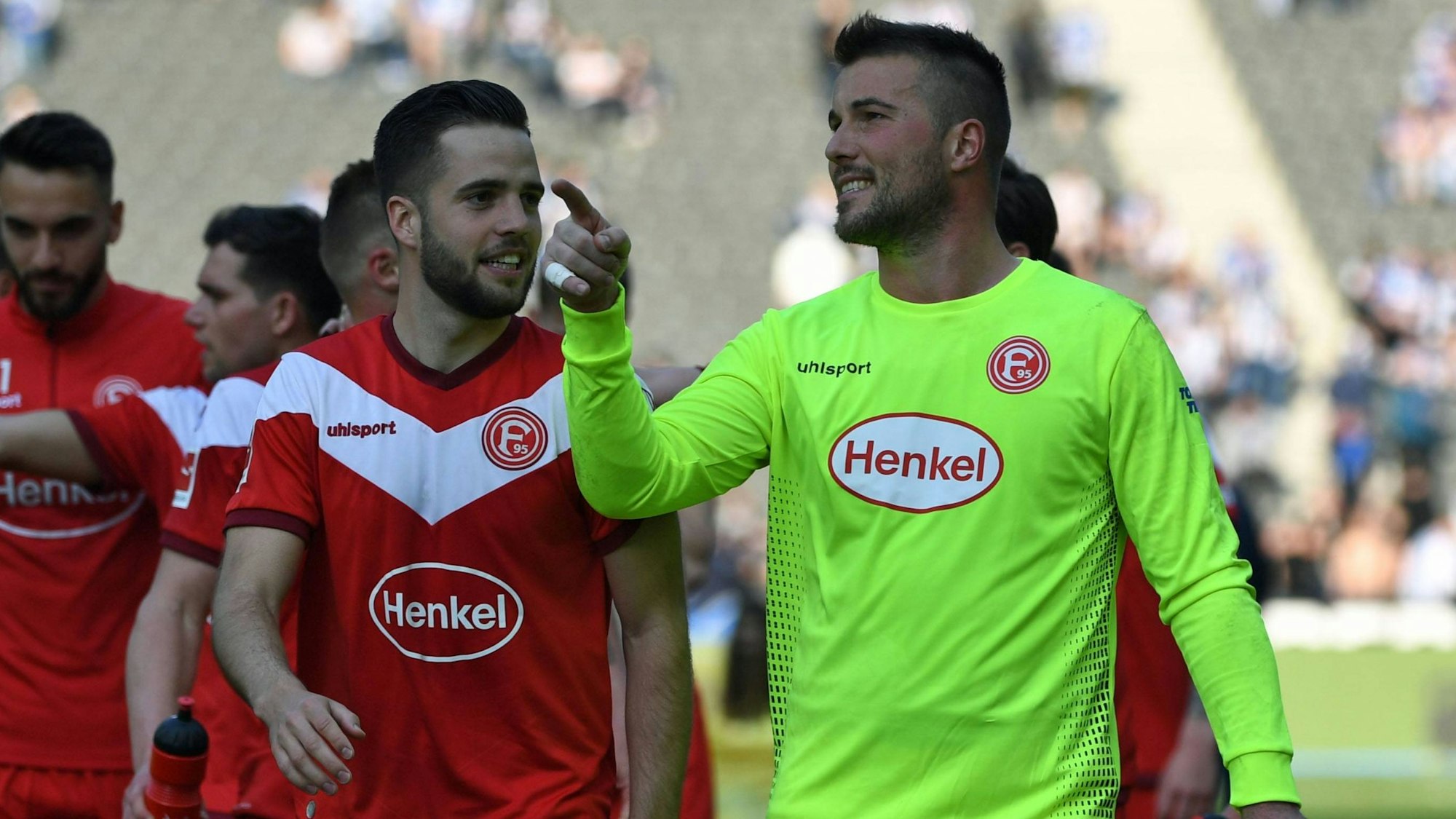 Die Düsseldorfer Profis Michael Rensing und Niko Gießelmann unterhalten sich nach dem Spiel bei Hertha BSC auf dem Platz.