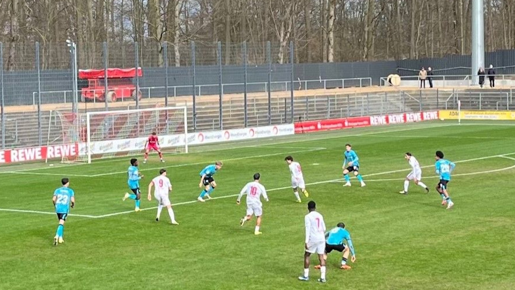 Jaka Cuber Potocnik für die A-Jugend des 1. FC Köln im Franz-Kremer-Stadion.