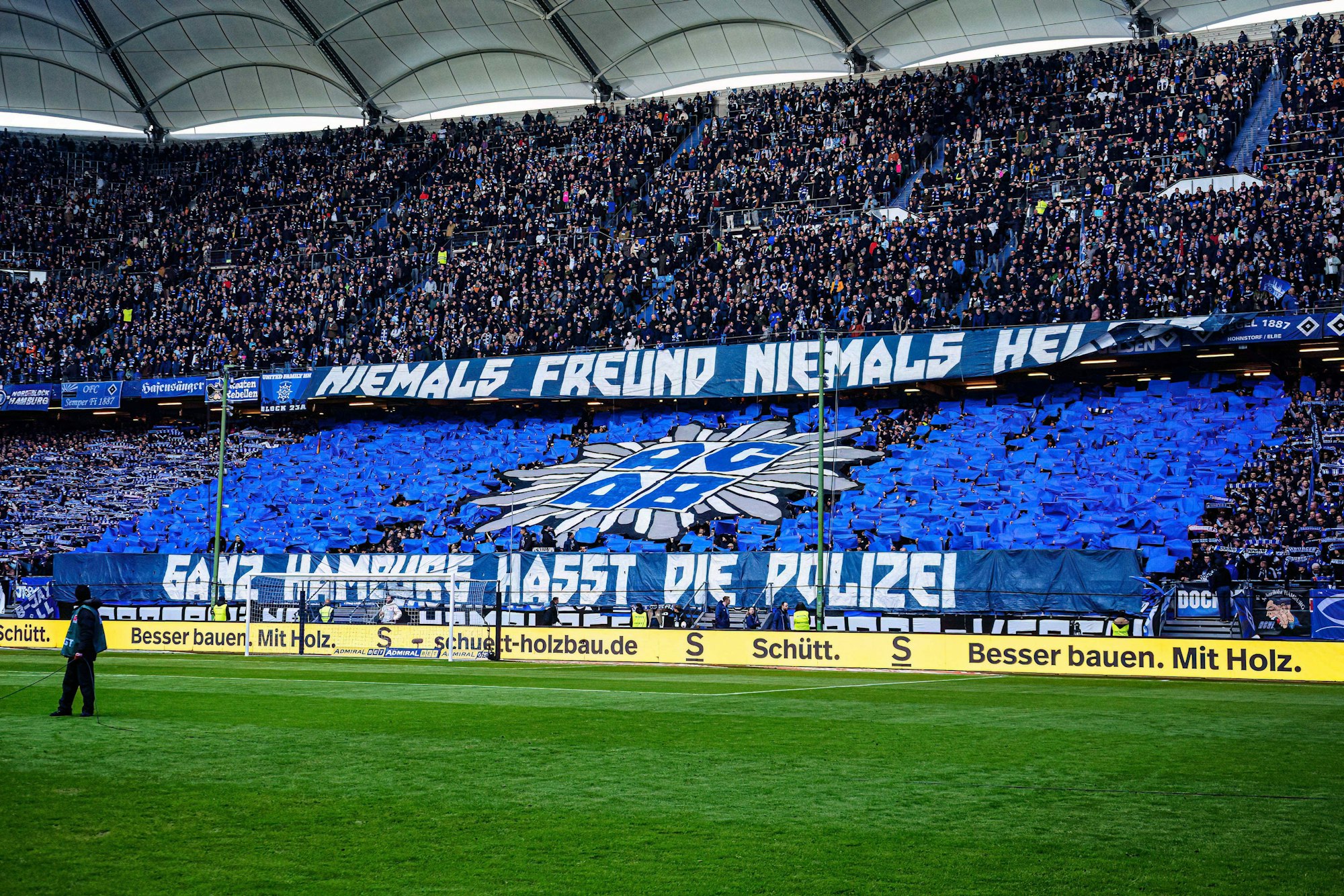 Mit einer großen Choreografie richten die HSV-Fans eine Hass-Botschaft an die Polizei.