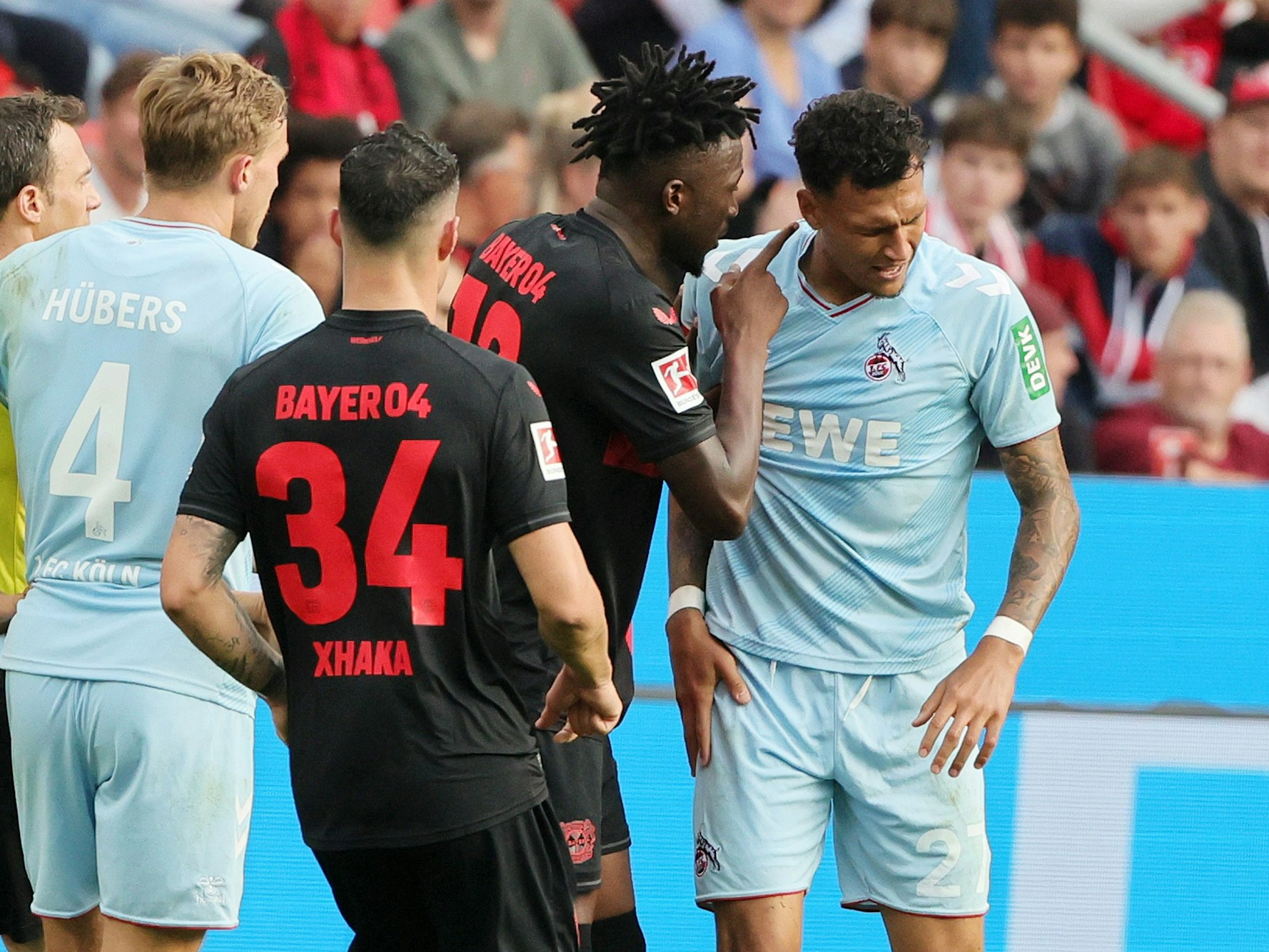 Bayer Leverkusen gegen 1. FC Köln: Davie Selke (1. FC Köln) und Edmond Tapsoba (Bayer) zoffen sich.