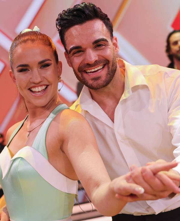 Stefano Zarrella, Food-Creator, und Mariia Maksina, Profitänzerin, stehen in der Kennenlernshow der RTL-Tanzshow „Let's Dance“ zum Auftakt der neuen Staffel auf dem Parkett im Coloneum.