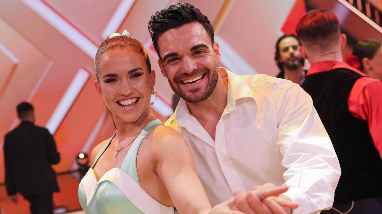 Stefano Zarrella, Food-Creator, und Mariia Maksina, Profitänzerin, stehen in der Kennenlernshow der RTL-Tanzshow „Let's Dance“ zum Auftakt der neuen Staffel auf dem Parkett im Coloneum.