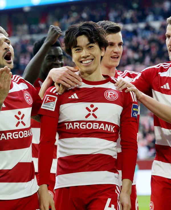Die Düsseldorfer Matthias Zimmermann, Ao Tanaka und Christoph Daferner jubeln im Spiel gegen den FC Hansa Rostock.