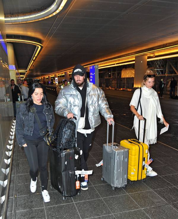 Das Foto zeigt die ehemaligen Dschungelcamp-Teilnehmenden Leyla Lahouar (l.), Mike Heiter (M.) und Anya Elsner (r.) am Flughafen Frankfurt/Main nach ihrer Ankunft aus Australien.