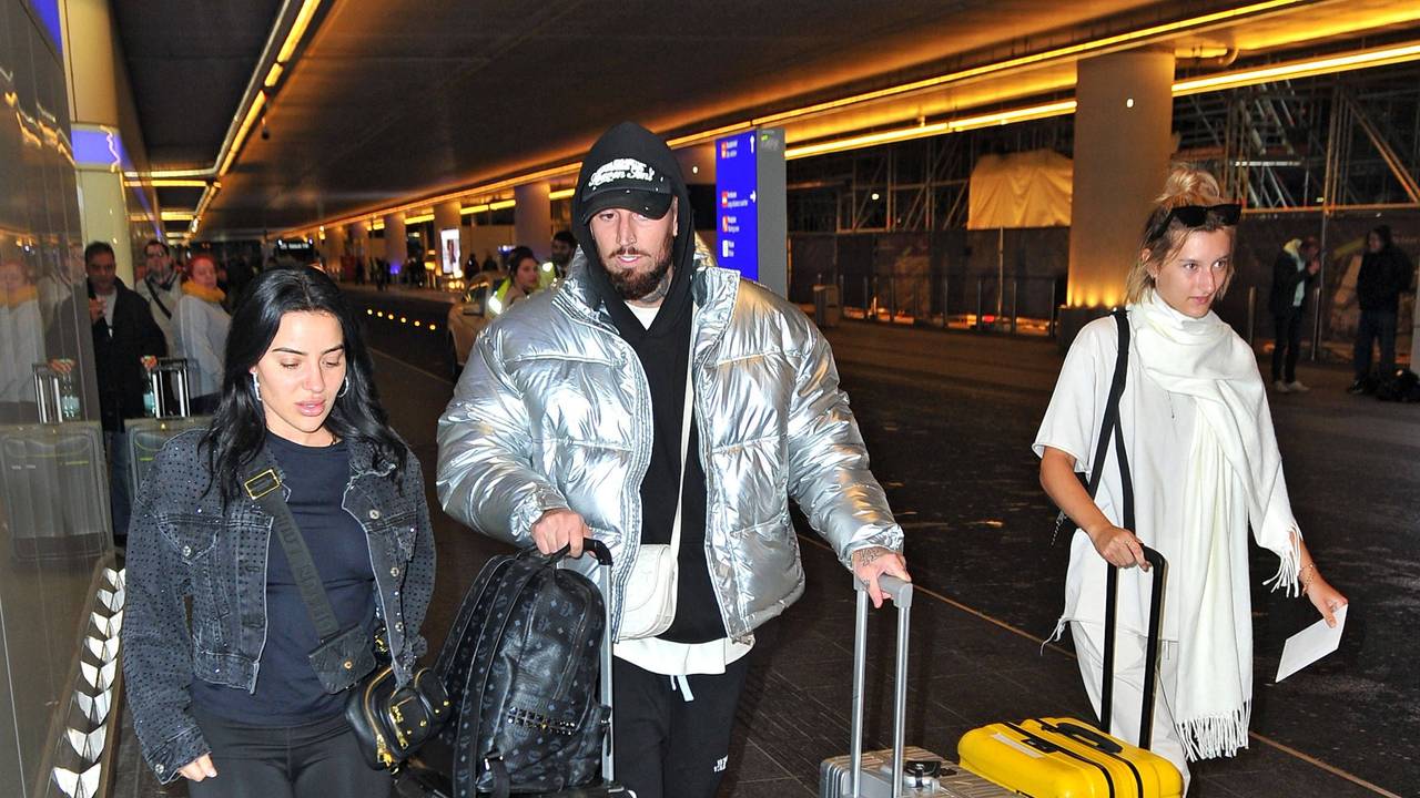 Das Foto zeigt die ehemaligen Dschungelcamp-Teilnehmenden Leyla Lahouar (l.), Mike Heiter (M.) und Anya Elsner (r.) am Flughafen Frankfurt/Main nach ihrer Ankunft aus Australien.