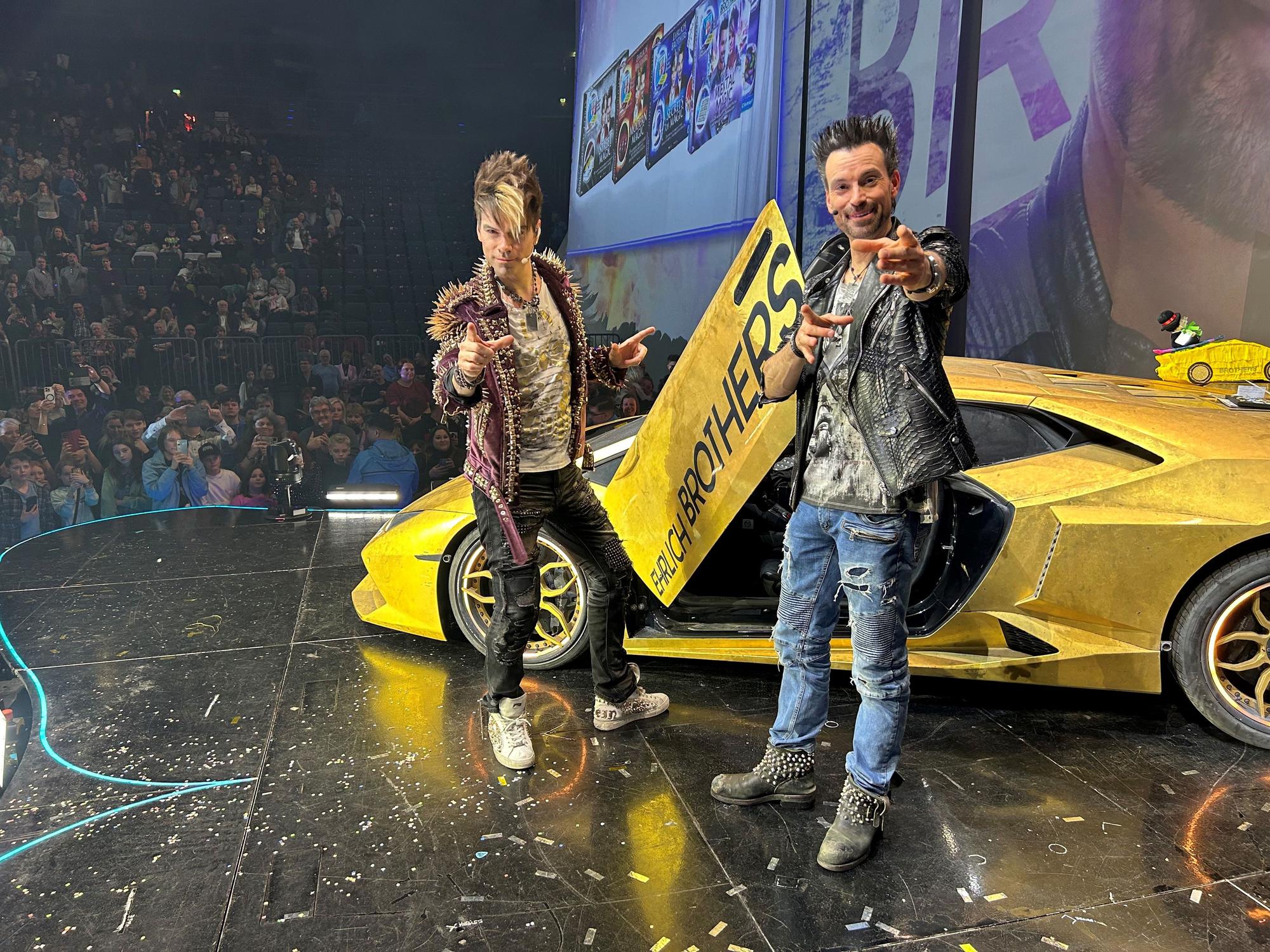 Die Ehrlich Brothers auf der Bühne.