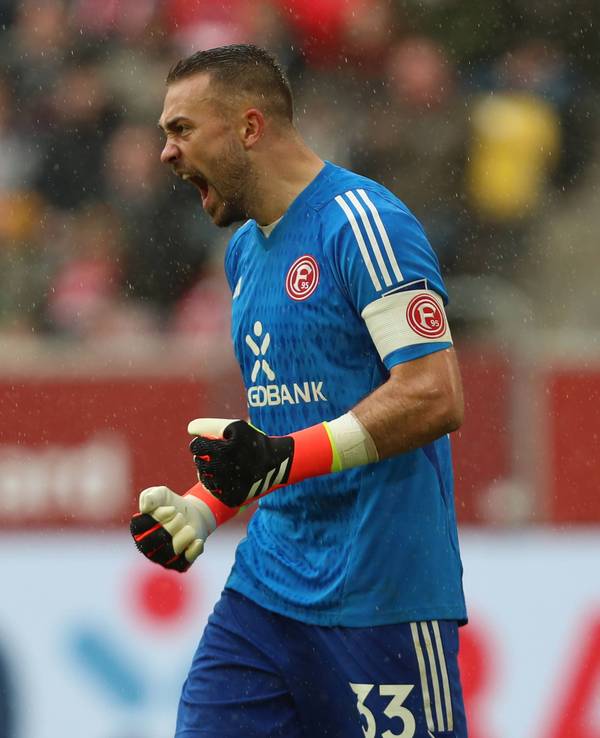 Fortuna Düsseldorfs Keeper Florian Kastenmeier ballt im Spiel gegen den FC Hansa Rostock die Fäuste beim Jubel.