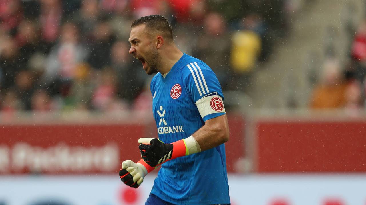 Fortuna Düsseldorfs Keeper Florian Kastenmeier ballt im Spiel gegen den FC Hansa Rostock die Fäuste beim Jubel.