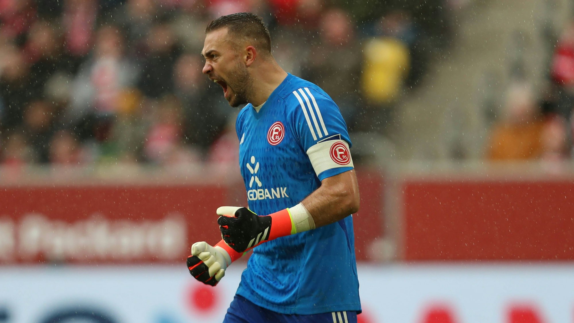 Fortuna Düsseldorfs Keeper Florian Kastenmeier ballt im Spiel gegen den FC Hansa Rostock die Fäuste beim Jubel.