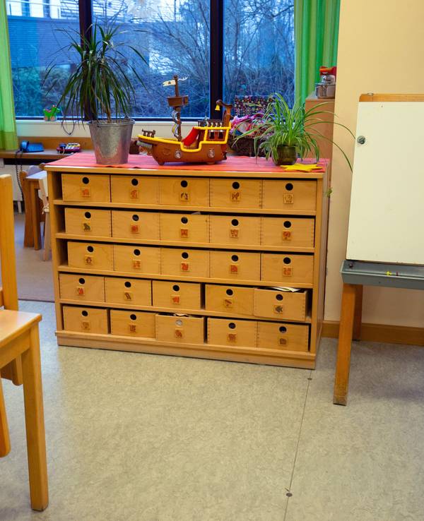 Blick in den Raum einer Bielefelder Kindertagesstätte mit hochgestellten Stühlen im Januar 2022.