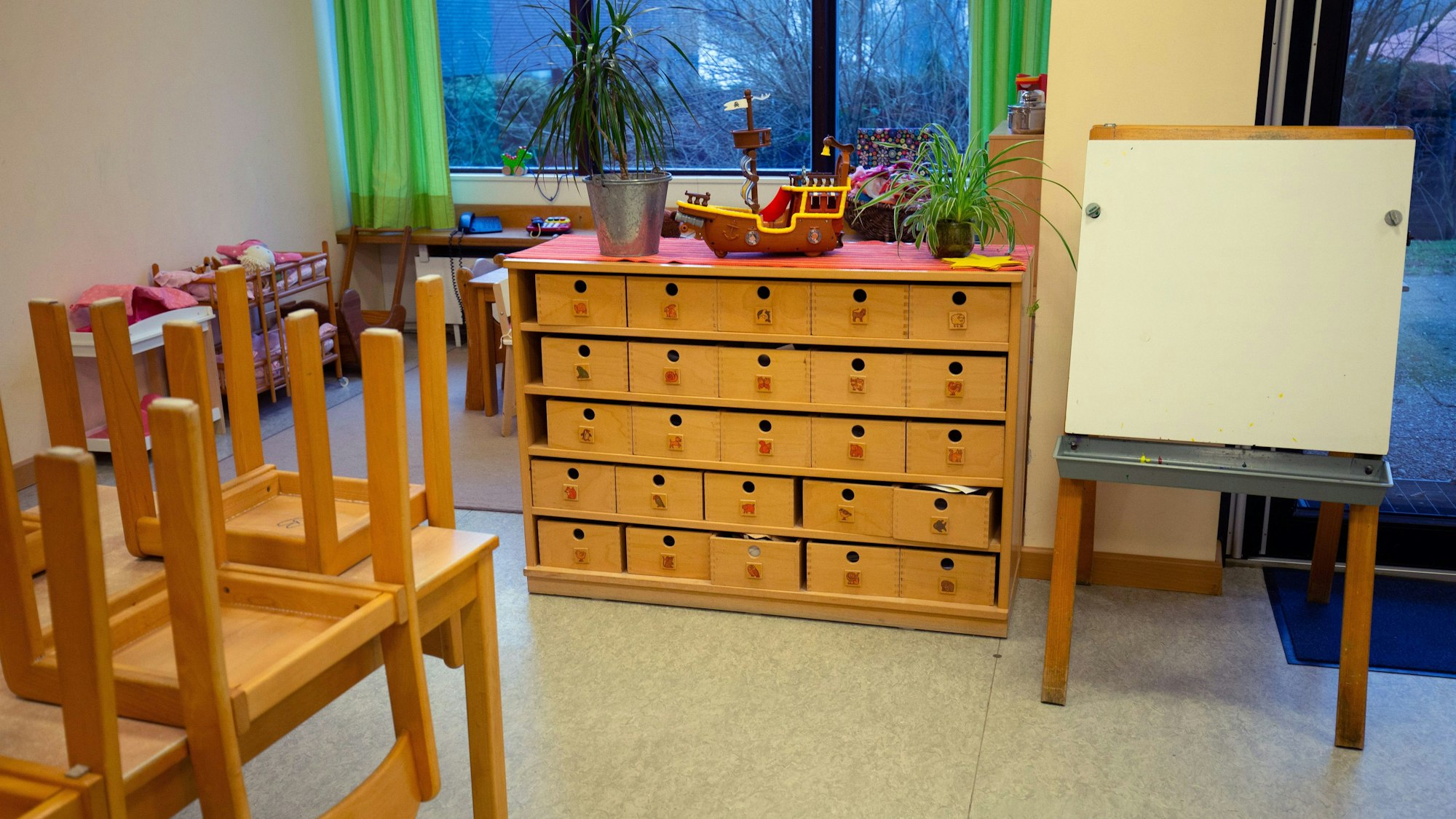 Blick in den Raum einer Bielefelder Kindertagesstätte mit hochgestellten Stühlen im Januar 2022.