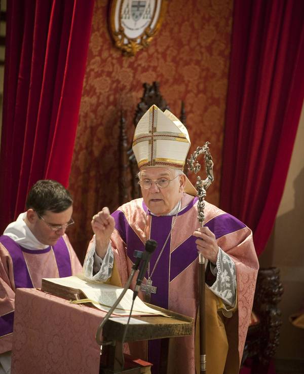 Weihbischof Klaus Dick steht am Altar und spricht.