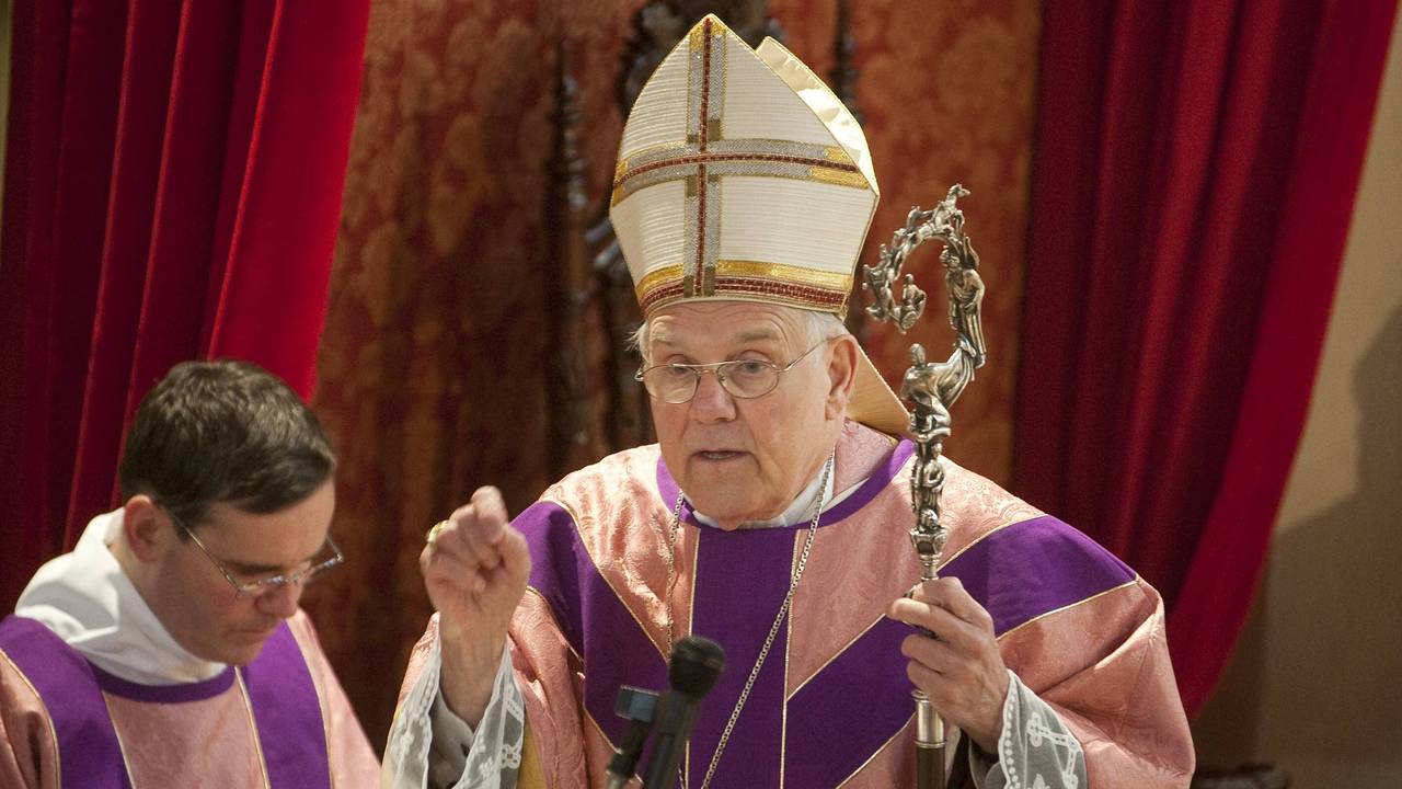 Weihbischof Klaus Dick steht am Altar und spricht.