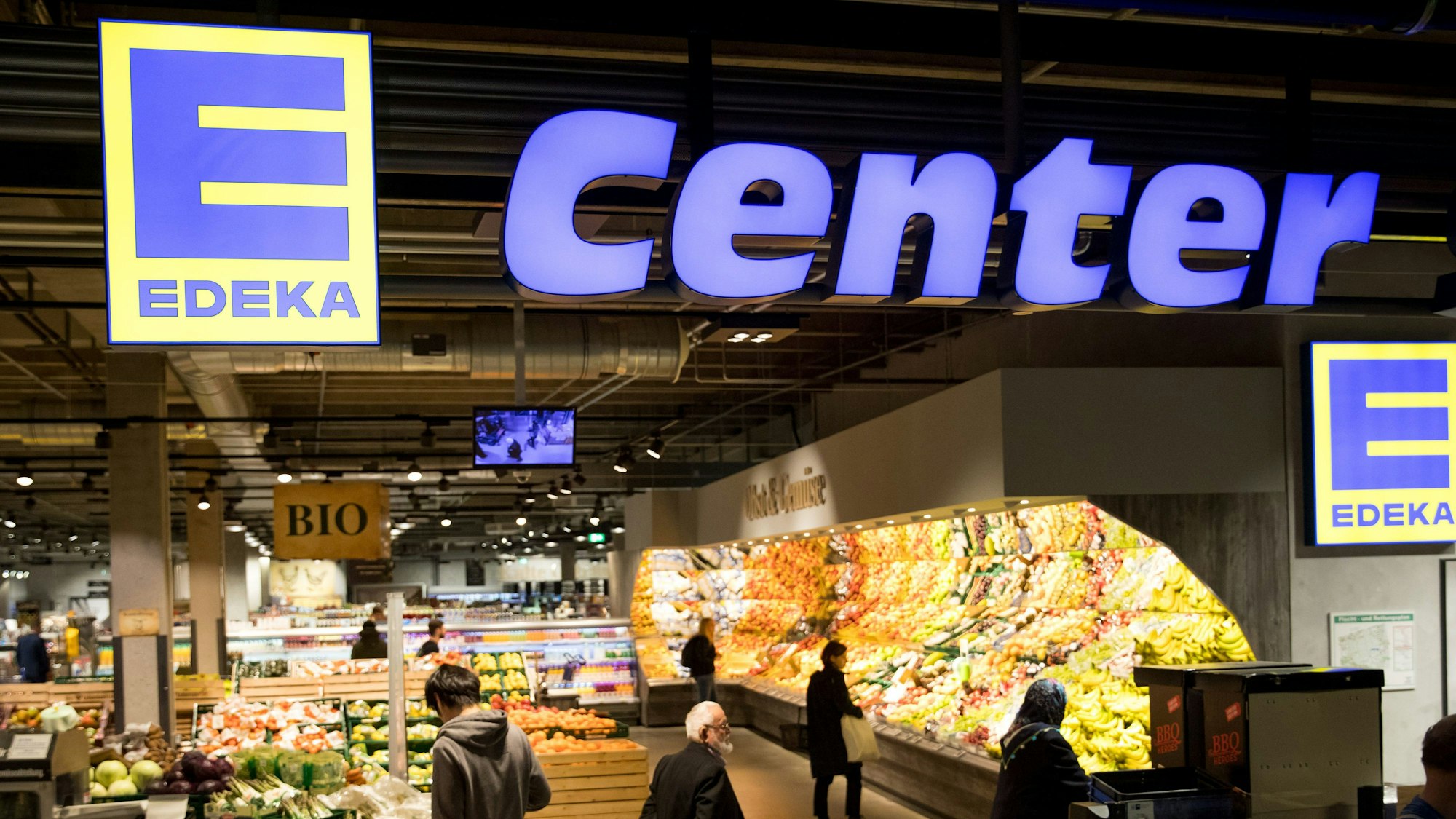 Menschen gehen durch die Edeka-Filiale in der Rindermarkthalle in Hamburg